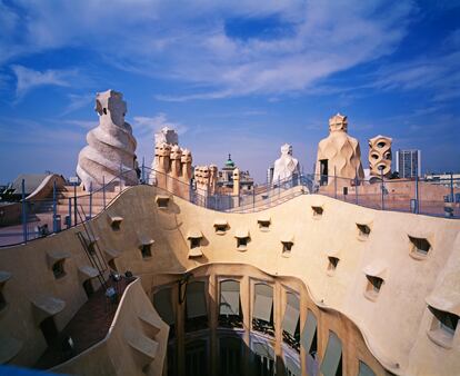 Vista de la terraza de la emblemática Casa Mila de Gaudí.