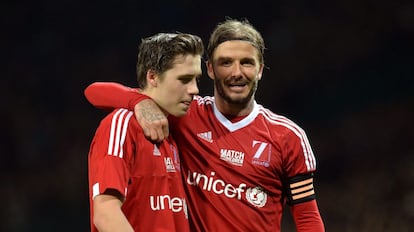 David Beckham y su hijo Brooklyn, durante un partido de f&uacute;tbol ben&eacute;fico el pasado noviembre.