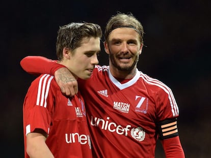 David Beckham y su hijo Brooklyn, durante un partido de fútbol benéfico el pasado noviembre.