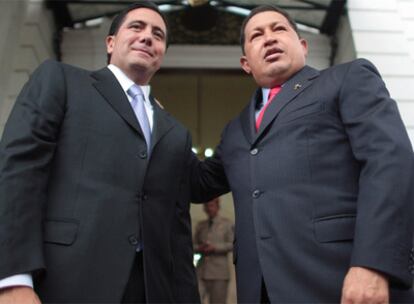 Hugo Chávez y Martín Torrijos posan frente al Palacio de Miraflores en Caracas.