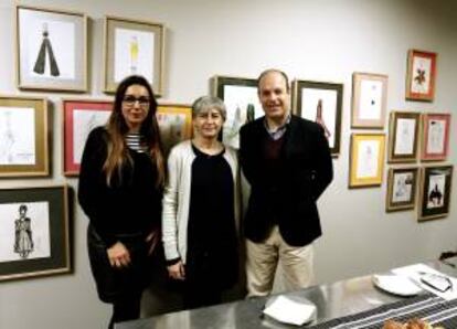 De izquierda a derecha: Úrsula Mascaró, directora creativa del Grupo Mascaró; Pepa Bueno, directora ejecutiva de ACME (Asociación Creadores Moda de España), e Ignacio Sierra, director general corporativo del Grupo Cortefiel, durante el desayuno "60 minutos de moda con Efestilo". La etiqueta "Made in Spain" es una enseña vinculada al buen hacer artesanal, que aprovechan las firmas internacionales de moda que prefieren producir en España y que ayuda a la exportación de las autóctonas, por eso la industria de la moda nacional no teme a la competencia global.