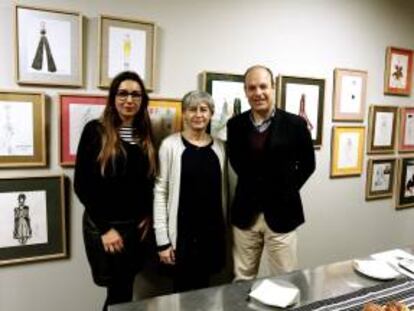 De izquierda a derecha: Úrsula Mascaró, directora creativa del Grupo Mascaró; Pepa Bueno, directora ejecutiva de ACME (Asociación Creadores Moda de España), e Ignacio Sierra, director general corporativo del Grupo Cortefiel, durante el desayuno "60 minutos de moda con Efestilo". La etiqueta "Made in Spain" es una enseña vinculada al buen hacer artesanal, que aprovechan las firmas internacionales de moda que prefieren producir en España y que ayuda a la exportación de las autóctonas, por eso la industria de la moda nacional no teme a la competencia global.