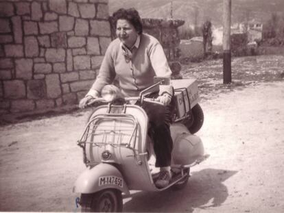 Gloria Fuertes, en su motocicleta.