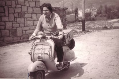 Gloria Fuertes, en su motocicleta.