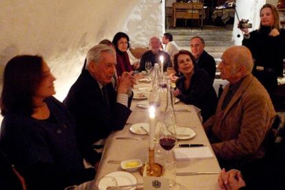 El Nobel cena con Patricia, Fernando de Szyszlo y otros amigos en Estocolmo.