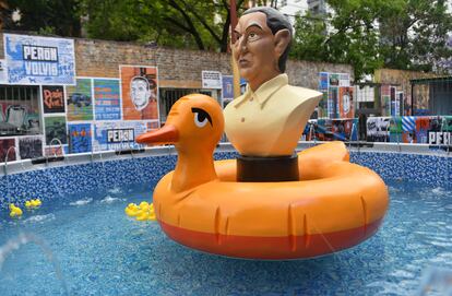 El busto de Perón y un pato de goma flotan dentro de la piscina de lona montada por el artista y fotógrafo Marcos López, en el parque temático Perón volvió.
