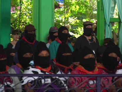 O subcomandante Galeano e membros do EZLN durante a abertura da Comissão Nacional Indígena.