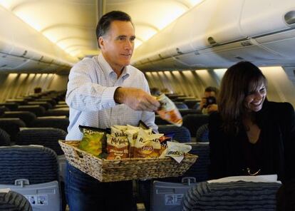 Romney arroja patatas a los periodistas en celebración del cumpleaños de uno de los reporteros que cubre la campaña.