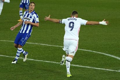 Benzema celebra su segundo gol ante el Alavés este sábado en Mendizorroza.