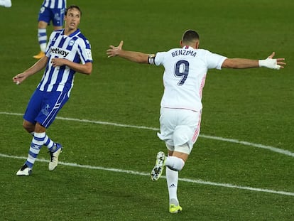 Benzema celebra su segundo gol ante el Alavés este sábado en Mendizorroza.