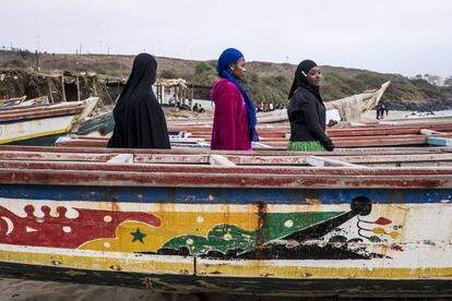 Des femmes sur la plage de Dakar (Sénégal).