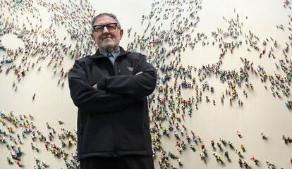 Juan Genovés, junto a uno de sus cuadros que se exponen en el Centre del Carme.
