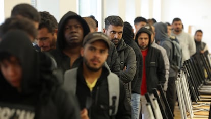 Decenas de migrantes haciendo cola en las instalaciones para migrantes y refugiados de Eisenhuettenstadt (Alemania), el 5 de octubre de 2023.