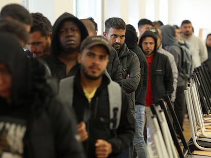 Decenas de migrantes haciendo cola en las instalaciones para migrantes y refugiados de Eisenhuettenstadt (Alemania), el 5 de octubre de 2023.