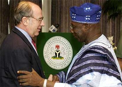Rodrigo Rato saluda al presidente nigeriano, Olusegun Obasanjo.