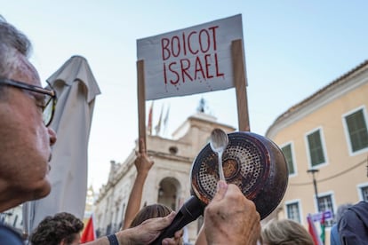 Más de 300 personas se han concentrado este miércoles noche en la plaza Constitució de Mahón para llevar a cabo una "cacerolada de emergencia" en protesta por el asesinato de los periodistas de Al-Jazeera en la Franja de Gaza. 

