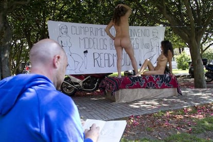 Los estudiantes desnudos en la facultad de Bellas Artes