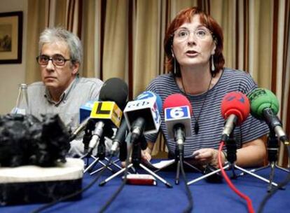 Mariné Pueyo, junto con Piru Zabalza, durante la conferencia de prensa de hoy en Pamplona