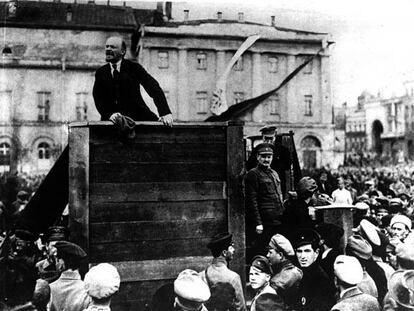 Lenin (sobre el estrado) y Trotski (a la derecha del estrado, mirando de frente), durante la celebración de un mitin el 5 de mayo de 1920.