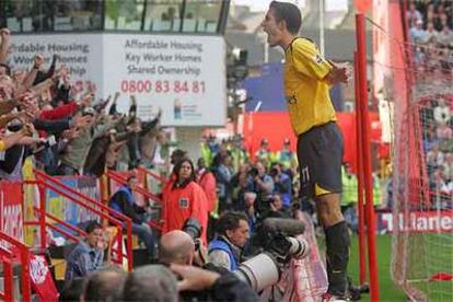 Van Persie celebra su segundo gol al Charlton.