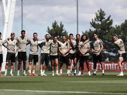 Gareth Bale, a la derecha, bromea con el gesto de un 'swing' de golf después de un entrenamiento del Real Madrid.