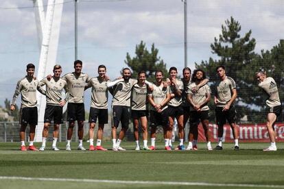 Gareth Bale, a la derecha, bromea con el gesto de un 'swing' de golf después de un entrenamiento del Real Madrid.