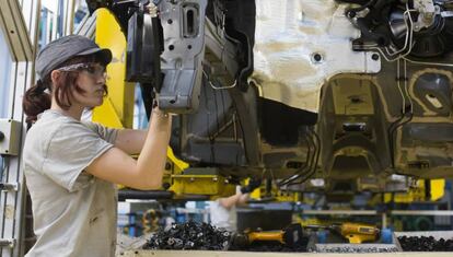 Una trabajadora en la planta de Renault en Valladolid.