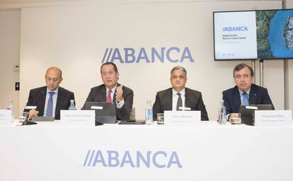 Francisco Cary (consejero ejecutivo de CGD), Juan Carlos Escotet (presidente de Abanca), Paulo Macedo (presidente ejecutivo de CGD) y Francisco Botas (consejero delegado de Abanca)