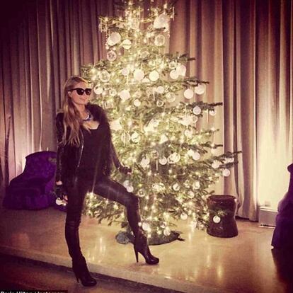 Vestida entera de cuero negro y con gafas de sol incluidas Paris Hilton daba la bienvenida al mes de diciembre junto a su luminoso árbol de Navidad. “La Navidad casi está aquí”, escribió la heredera del imperio hotelero a sus casi ocho millones de seguidores en Instagram.