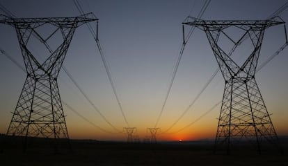 Dos torres el&eacute;ctricas. 