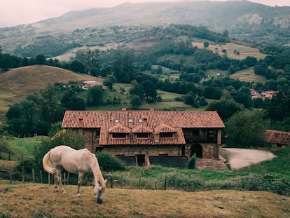 La finca Las Bardas en Coo (Cantabria), donde Geoffrey Molloy recibe a los participantes en su retiro para superar la adicción al alcohol.