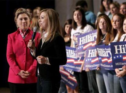 Chelsea, en un acto de campaña, junto a su madre, Hillary Clinton.