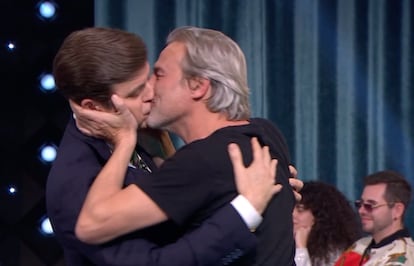 Momento del beso entre Marc Giró y Alberto San Juan en el programa que presenta el primero, 'Late Xou'.