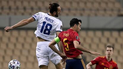 El delantero de Kosovo Vedat Muriqi, en un partido contra España en Sevilla.