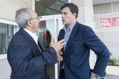 Manuel Martín de la plataforma SOS Sanidade Pública con Besteiro