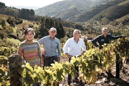 En la imagen, Balbino González, Ramón Coalla y Víctor Álvarez, elaboradores de vino en Monasterio de Corias.