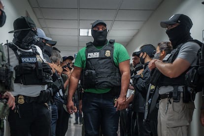 Agentes del ICE afuera de una corte de inmigración en Nueva York.