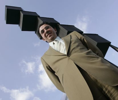 Santiago Calatrava posa delante de su escultura &#039;Bou&#039;, frente al Museo de Arte Contempor&aacute;neo de Palma de Mallorca en 2007. 