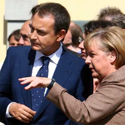 José Luis Rodríguez Zapatero y Angela Merkel conversan durante el encuentro celebrado en Meersburg.
