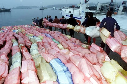 Mariscadoras de O Grove (Pontevedra) preparan unas barreras artesanales con las que intentar parar la marea negra provocada por el vertido de fuel del petrolero Prestige, el 4 de diciembre de 2002.