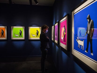 Un visitante asiste a la exposición en Madrid.