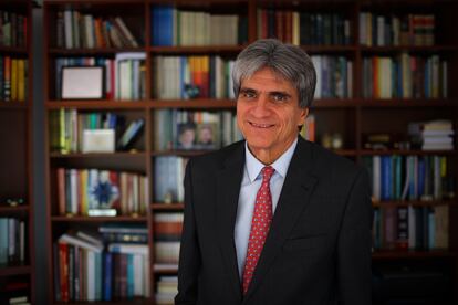 Antonio José Lizarazo Ocampo, abogado y magistrado colombiano, en su casa en Bogotá, el 27 de junio de 2025.