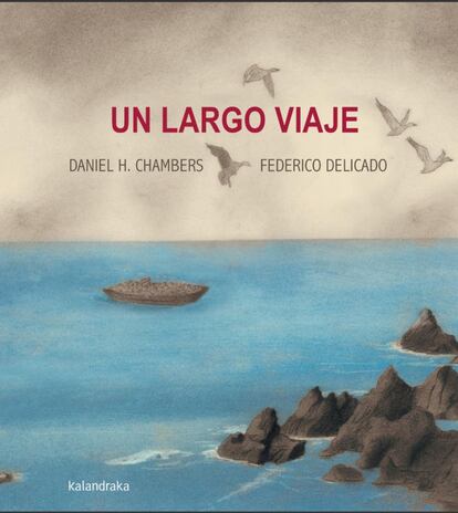 Dos viajes transcurren paralelos en Un largo viaje: el de una gansa y su polluelo huyendo del invierno y el de una familia que se ve abocada a escapar de su país para huir de la guerra que todo lo asola a su paso. Los miedos, sobre todo de los niños, son los mismos. También el hambre, los peligros (depredadores para unos, mafias para otros) y el desánimo que los adultos intentan derrotar. En el mar se cruzan los dos caminos, el de las aves y el de los ya refugiados. Al cruzarlo el destino que les espera difiere notablemente: unos vuelan libres; otros se ven cercados por fronteras valladas. Daniel H. Chambers y Federico Delicado tratan la crisis de los refugiados en este necesario álbum ilustrado con una delicadeza y un realismo increíbles.