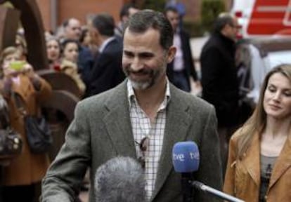 El Príncipe Felipe, junto a su mujer, Letizia Ortiz, realiza declaraciones a los medios a su salida de la clínica madrileña de La Milagrosa, donde el Rey Juan Carlos ha sido operado con éxito de una hernia discal.