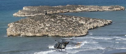 Un helicóptero militar marroquí sobrevuela la playa de Sfiha frente a los peñones españoles.