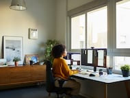 Una mujer teletrabajando desde su casa en foto de archivo.