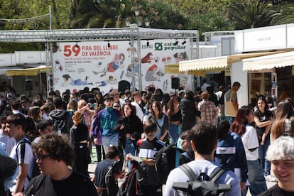 Jóvenes y niños en una de las jornadas de la Feria del Libro de Valencia.