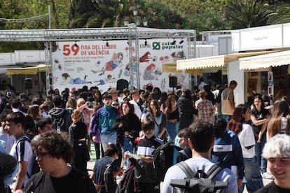 Visitantes a la Feria del Libro de Valencia de este año.