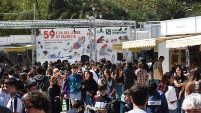 Jóvenes y niños en una de las jornadas de la Feria del Libro de Valencia.