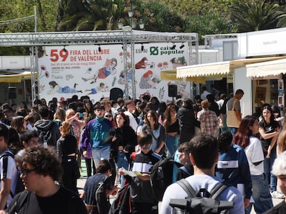 Visitantes a la Feria del Libro de Valencia de este año.